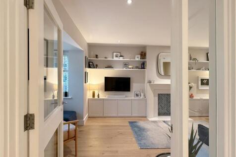 5. Entrance-to-living-room.jpg