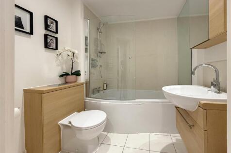 30. Main-Bathroom.jpg