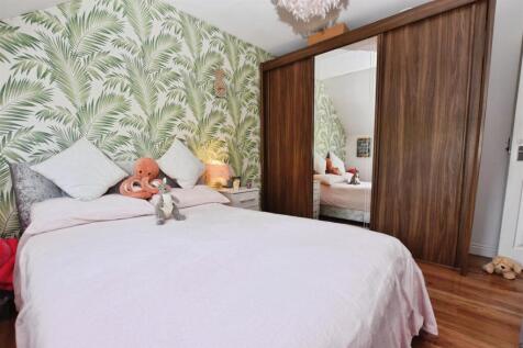 1ba70f1c-bed 203 20wdrob.JPG
