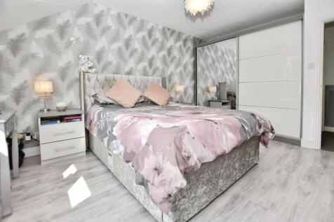 c1557459-bed 201 20wdrobes.JPG