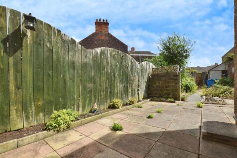 b2b4d9aa-patio 20to 20gdn.JPG