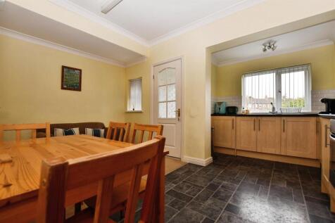 Fitted Kitchen / Dining Room