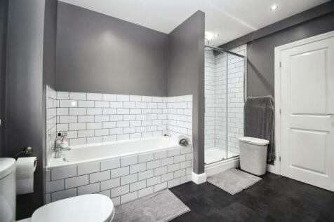 Master en-suite bathroom