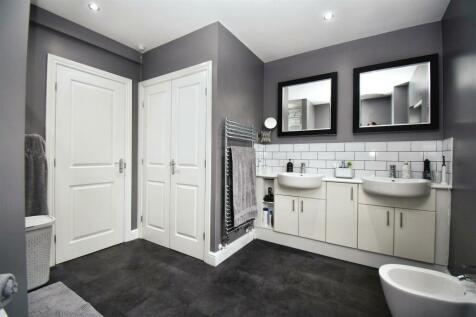 Master en-suite bathroom