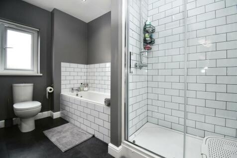 Master en-suite bathroom