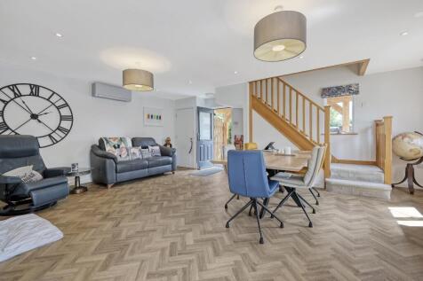 Detached Lounge