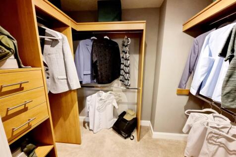 WALK-IN WARDROBE