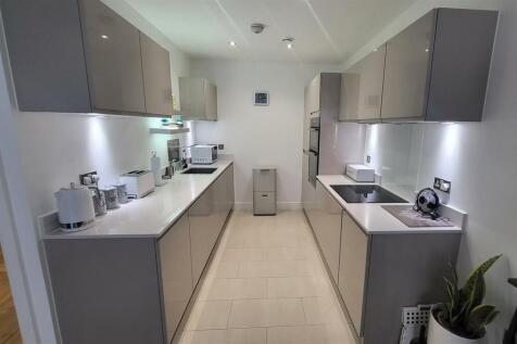 LUXURY FITTED KITCHEN