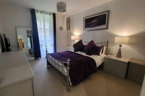 DOUBLE BEDROOM