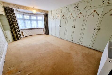 BEDROOM 1: