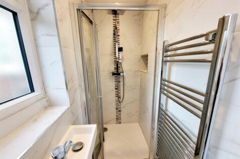 EN SUITE SHOWER ROOM: