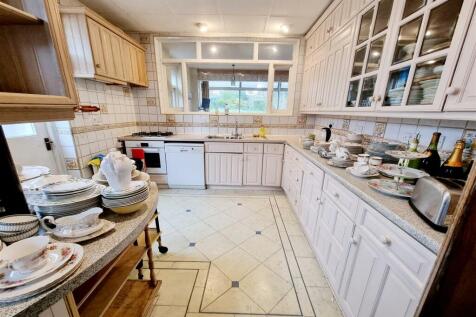 FITTED KITCHEN: