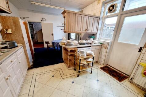 FITTED KITCHEN AND MORNING ROOM: