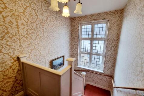 FIRST FLOOR LANDING: