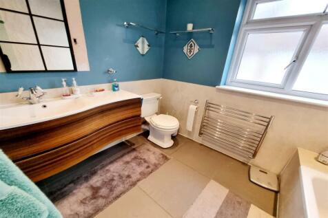 FAMILY BATHROOM: