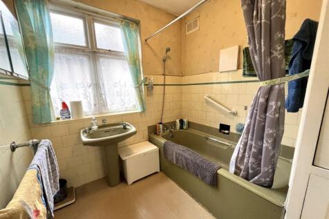 BATHROOM/SEP. WC.: