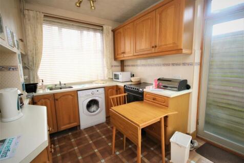 FITTED KITCHEN: