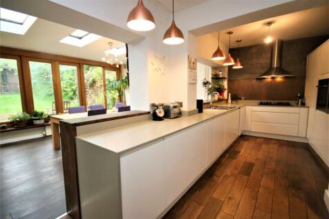 WELL FITTED KITCHEN:  PIC. 1