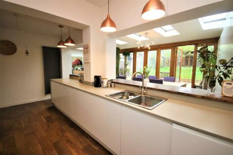 WELL FITTED KITCHEN: PIC. 2