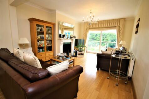 LOUNGE AREA TO REAR:
