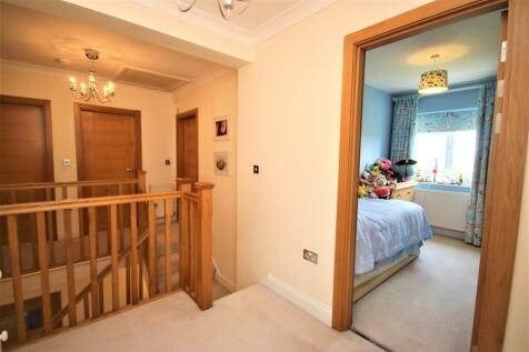 FIRST FLOOR LANDING: PIC. 2