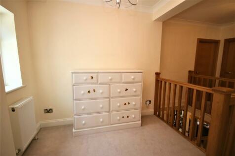 VERY LARGE LANDING/USEFUL SPACE: