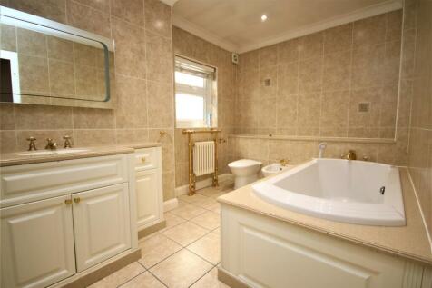 VERY LARGE BATHROOM: