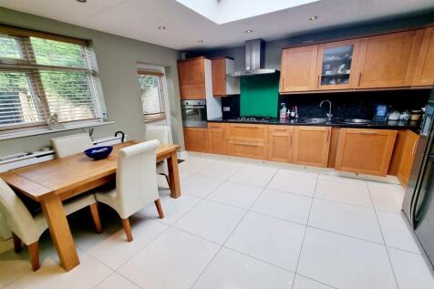 FITTED KITCHEN/DINER: