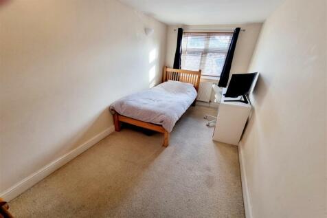 BEDROOM 5/STUDY:
