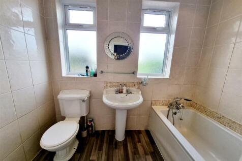 FAMILY BATHROOM: