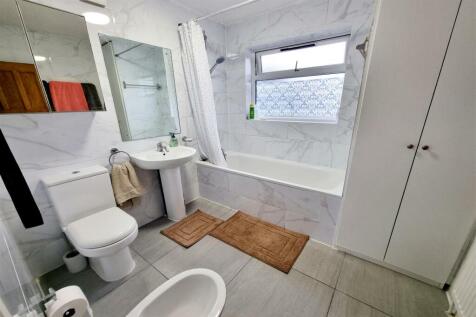 FAMILY BATHROOM: