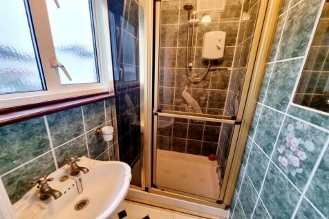 SHOWER ROOM: