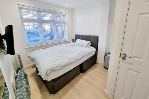 BEDROOM 5: GROUND FLOOR