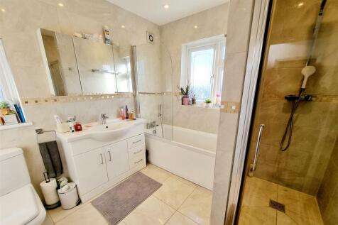 FAMILY BATHROOM: