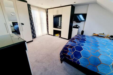 BEDROOM 1: LOFT