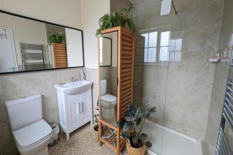 EN SUITE SHOWER ROOM: