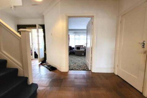 ENTRANCE HALL (pic 2)