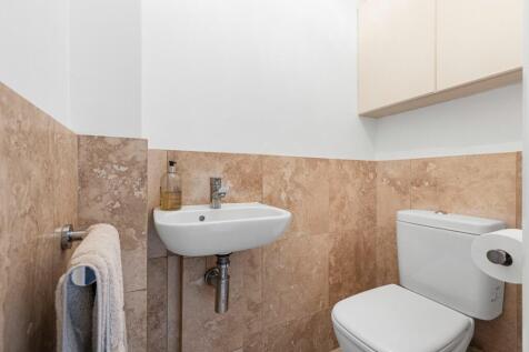 DOWNSTAIRS CLOAKROOM:
