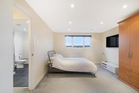 BEDROOM 1 PIC 2