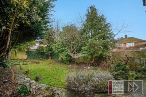 MATURE REAR GARDEN: