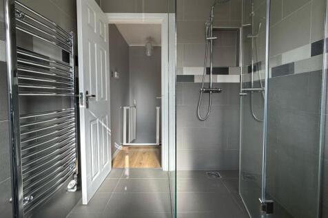 SHOWER ROOM PIC 2