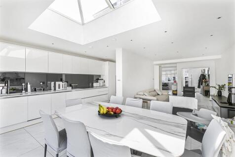 KITCHEN/LIVING ROOM