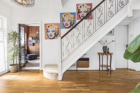 ENTRANCE HALL (pic 2)