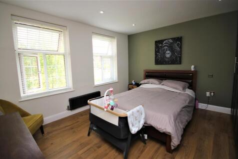 BEDROOM 1: