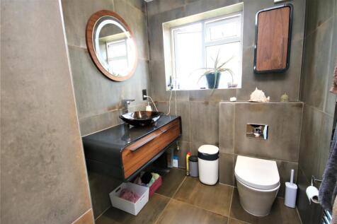 SHOWER ROOM: PIC. 1