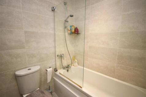 MODERN BATHROOM: