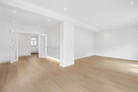 LOUNGE / DINING AREA