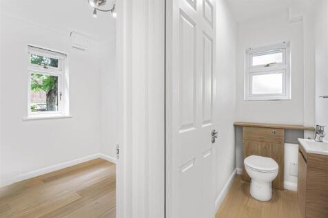 GUEST CLOAKROOM