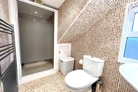 EN-SUITE SHOWER ROOM