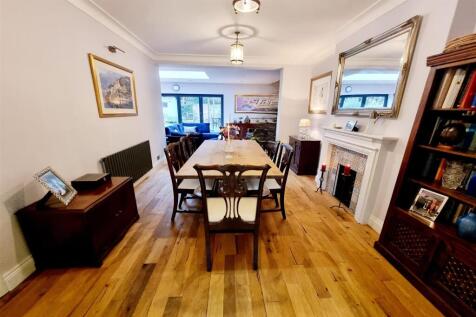 CENTRAL RECEPTION ROOM: